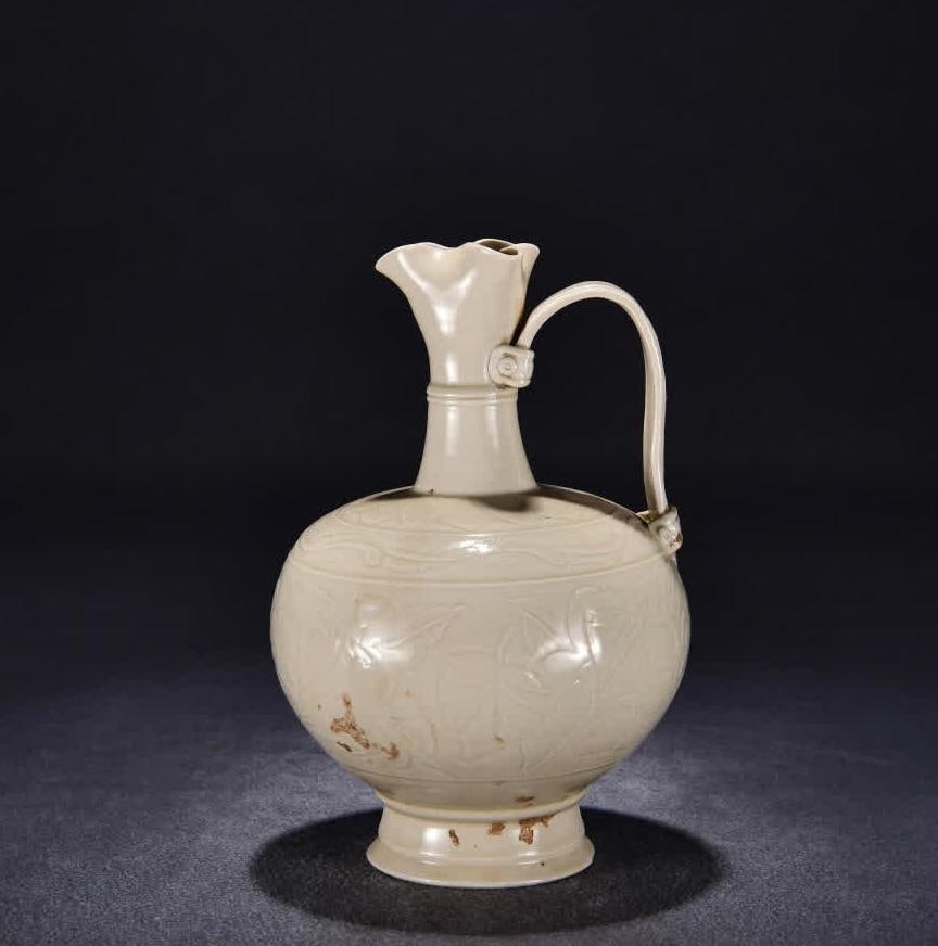 A Song Ding kiln painting flower holding pot: Song Ding kiln painted flowers and holding pots SIZE: H:25cm W:16cm (The Dimensions Of All Batches Are Manually Measured.If You Need More Detailed Information, Please Contact Our Customer Service