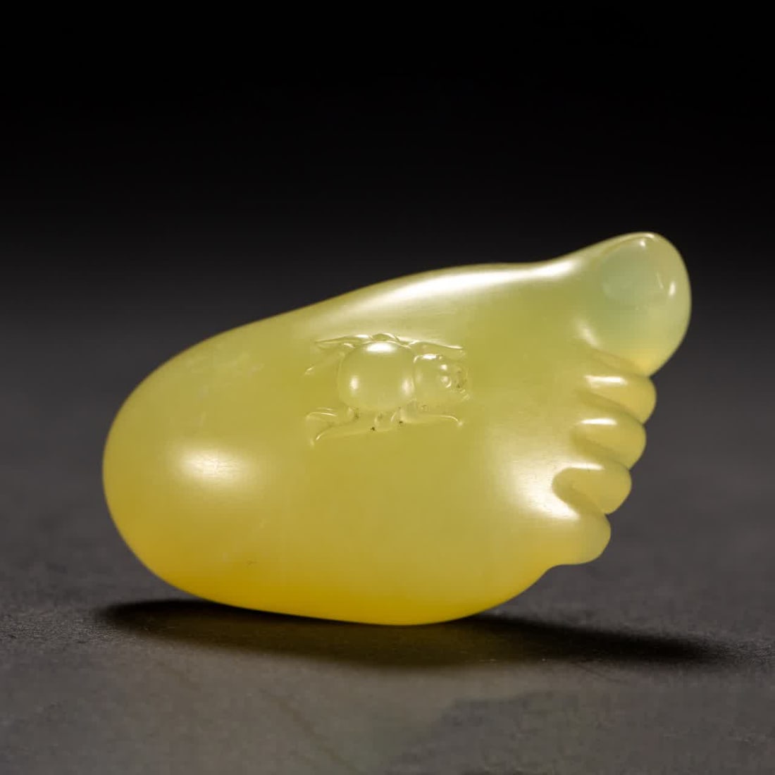 A piece of jade foot in the Qing Dynasty: Qing Dynasty jade foot SIZE: L:6cm W:3cm H:2.5cm (The Dimensions Of All Batches Are Manually Measured.If You Need More Detailed Information, Please Contact Our Customer Service Before Bidding.)