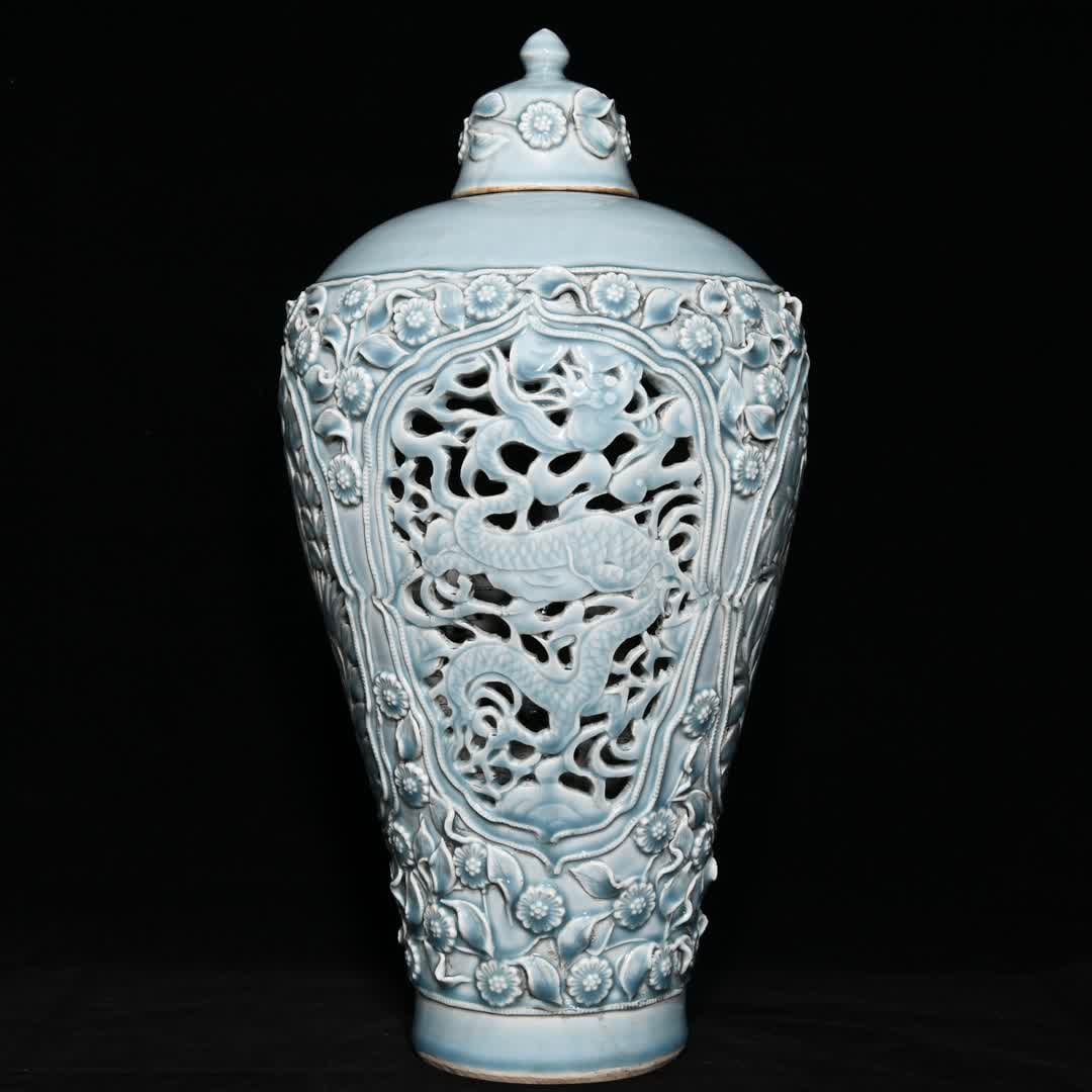 A Yuanying blue pinched flower hollow dragon and phoenix pattern plum bottle: The original shadow is a blue pinch flower hollow dragon and phoenix pattern plum vase SIZE: H:48cm D:27cm (The Dimensions Of All Batches Are Manually Measured.If You Need More Detailed Information, P