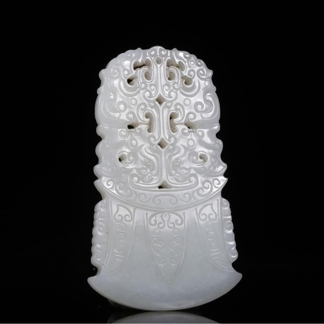 A dragon pendant on the Qing Dynasty Hetian white jade mansion: In the Qing Dynasty, there is a dragon pendant on the Hetian white jade house, and the dragon pattern decoration on the carved house means that the craftsmanship is exquisite, the carving technique is
