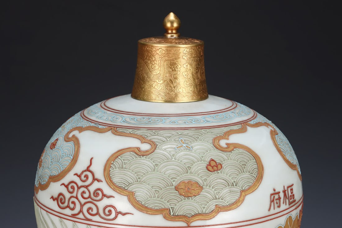 A plum bottle with a gold fish bath pattern - 5