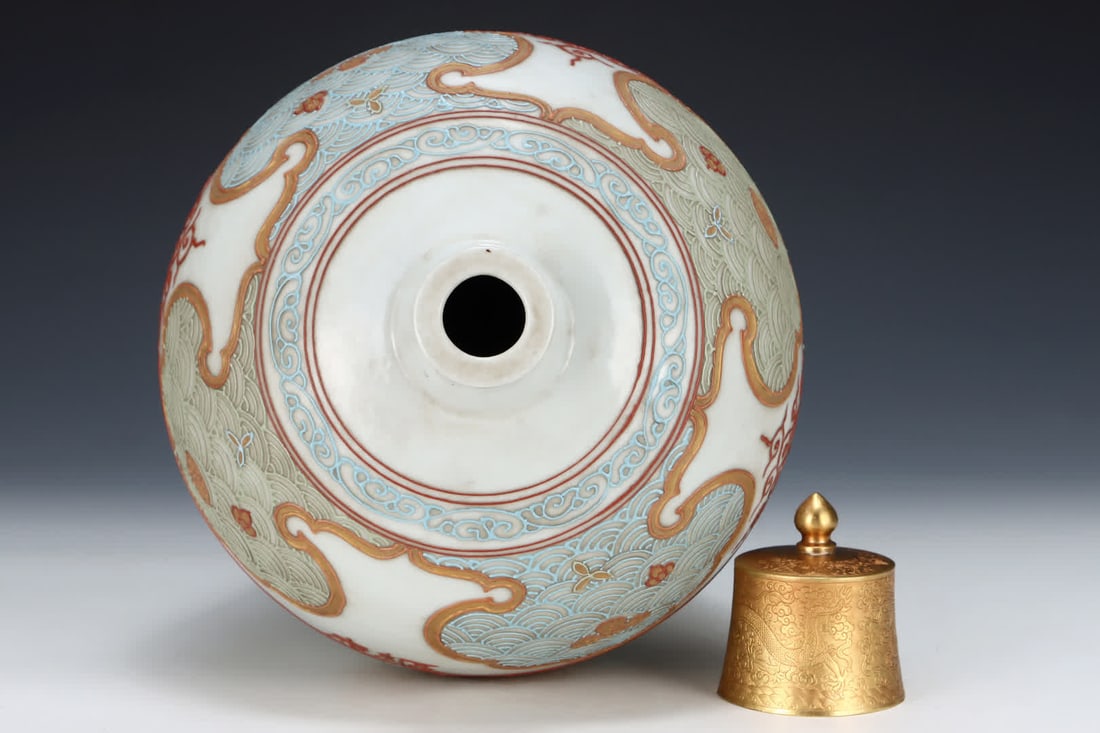 A plum bottle with a gold fish bath pattern - 7