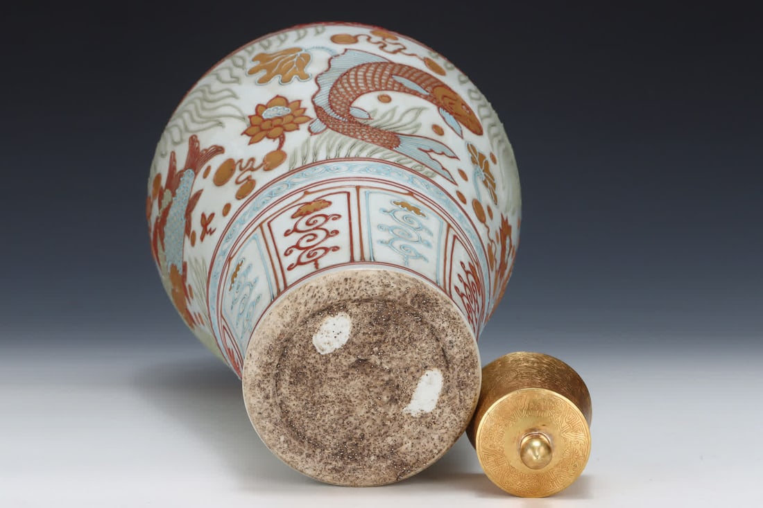 A plum bottle with a gold fish bath pattern - 8