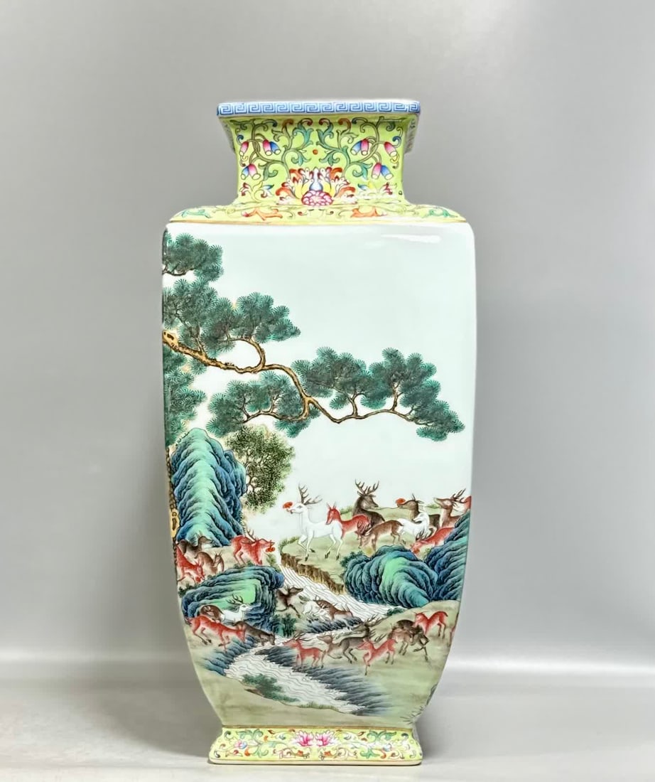 A square bottle of Qing Qianlong pastel hundred deer pictures: Qing Qianlong pastel hundred deer picture square bottle SIZE: H: 38cm Belly diameter 18cm (The Dimensions Of All Batches Are Manually Measured.If You Need More Detailed Information, Please Contact
