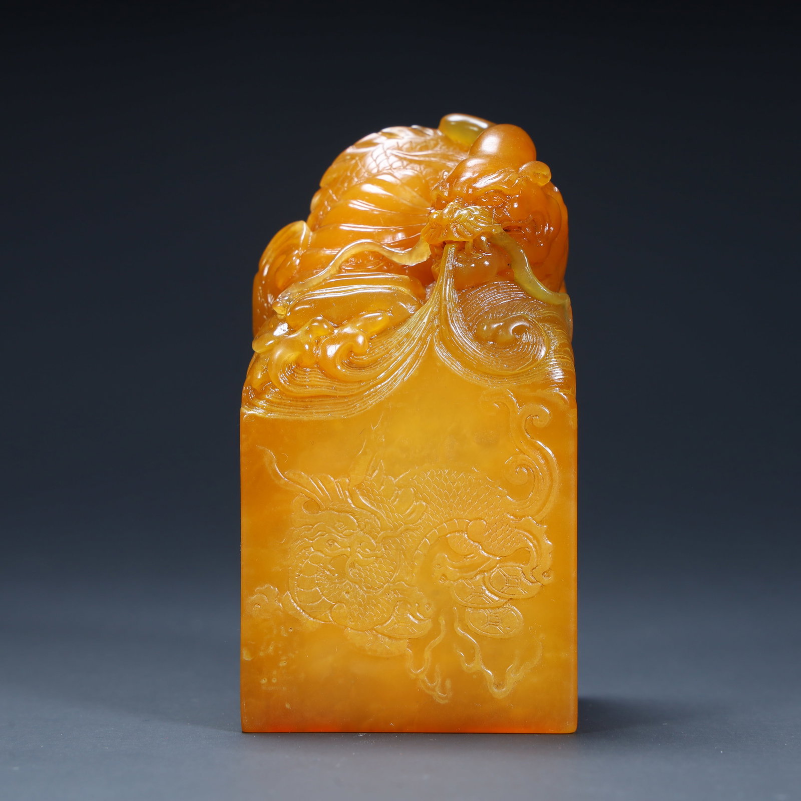 A Qing Dynasty Tian Huangshilong pattern button seal: Qing Dynasty Tian Huang Shilong pattern button seal SIZE: H:9.5cm L:5cm W:5cm W:454.5g (The Dimensions Of All Batches Are Manually Measured.If You Need More Detailed Information, Please Contact