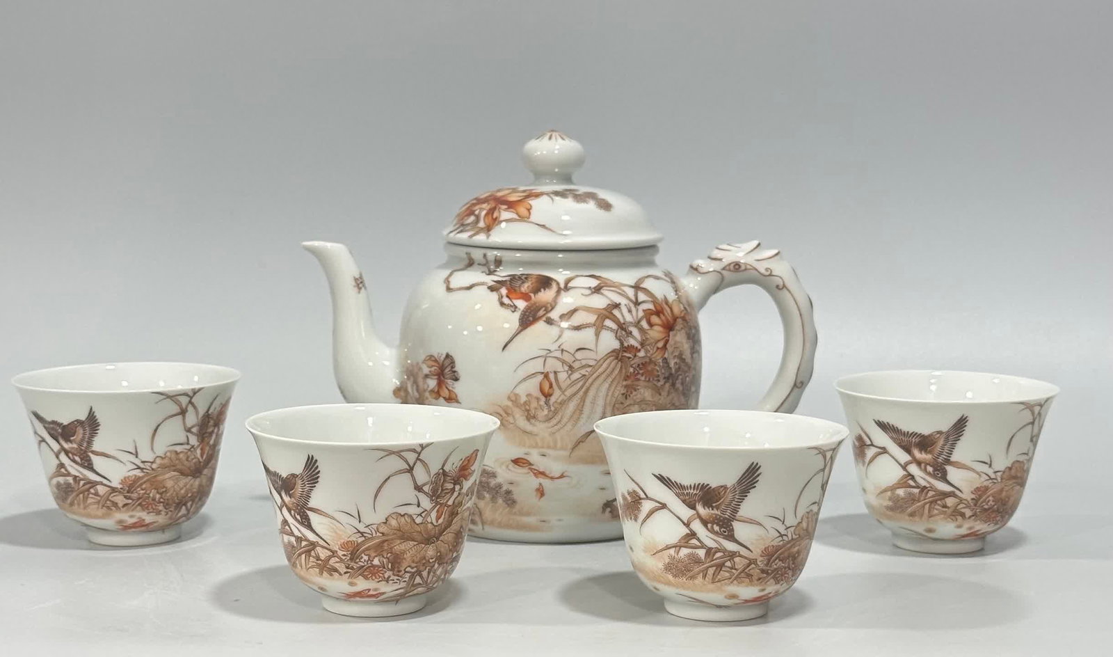 A set of Qing Yongzheng red ink color flower and bird poems a pot of four cups: Qing Yongzheng red ink color flower and bird poetry is a pot of four cups SIZE: H: 13cm Belly diameter 10cm Cup H: 5.2cm mouthD: 7cm (The Dimensions Of All Batches Are Manually Measured.If You Need Mo