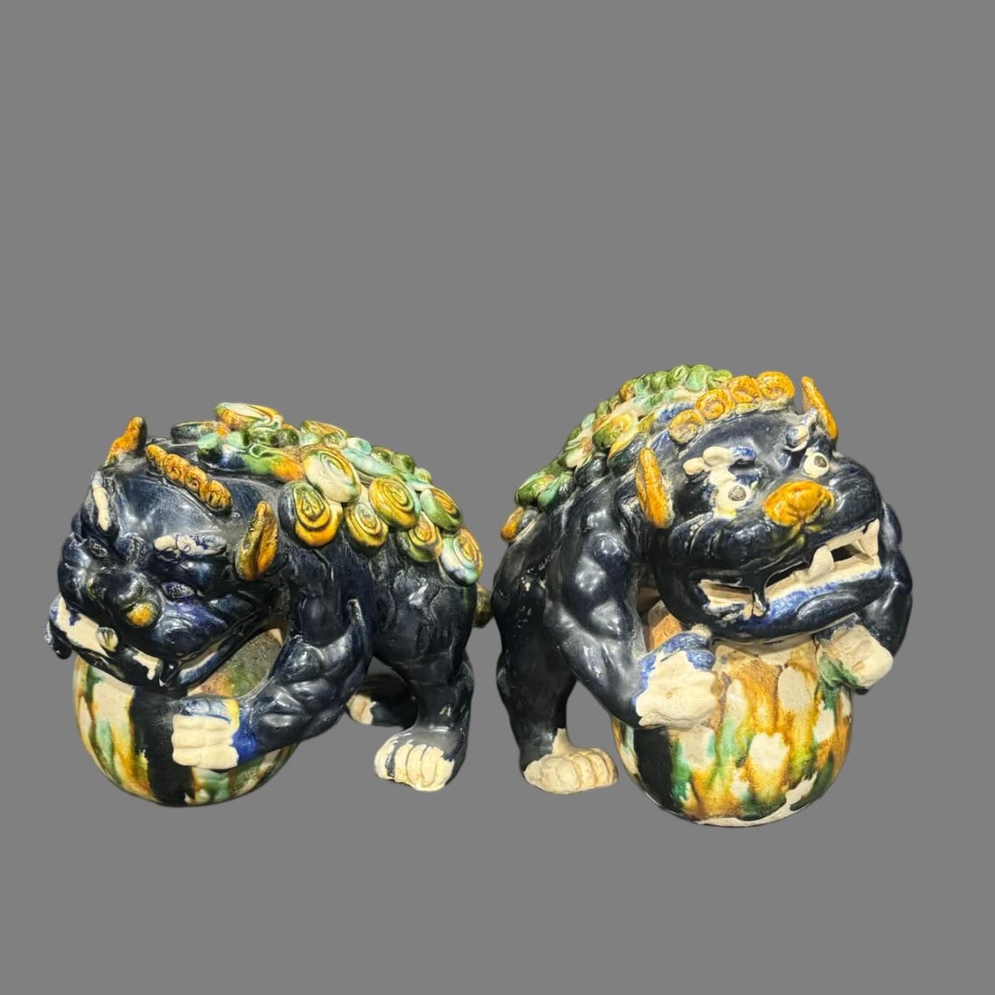 A pair of Tang Dynasty three-colored lions rolling hydrangeas: Tang Dynasty three-colored lion rolling hydrangeas SIZE: Single H: 17cm W: 16cm (The Dimensions Of All Batches Are Manually Measured.If You Need More Detailed Information, Please Contact Our Customer