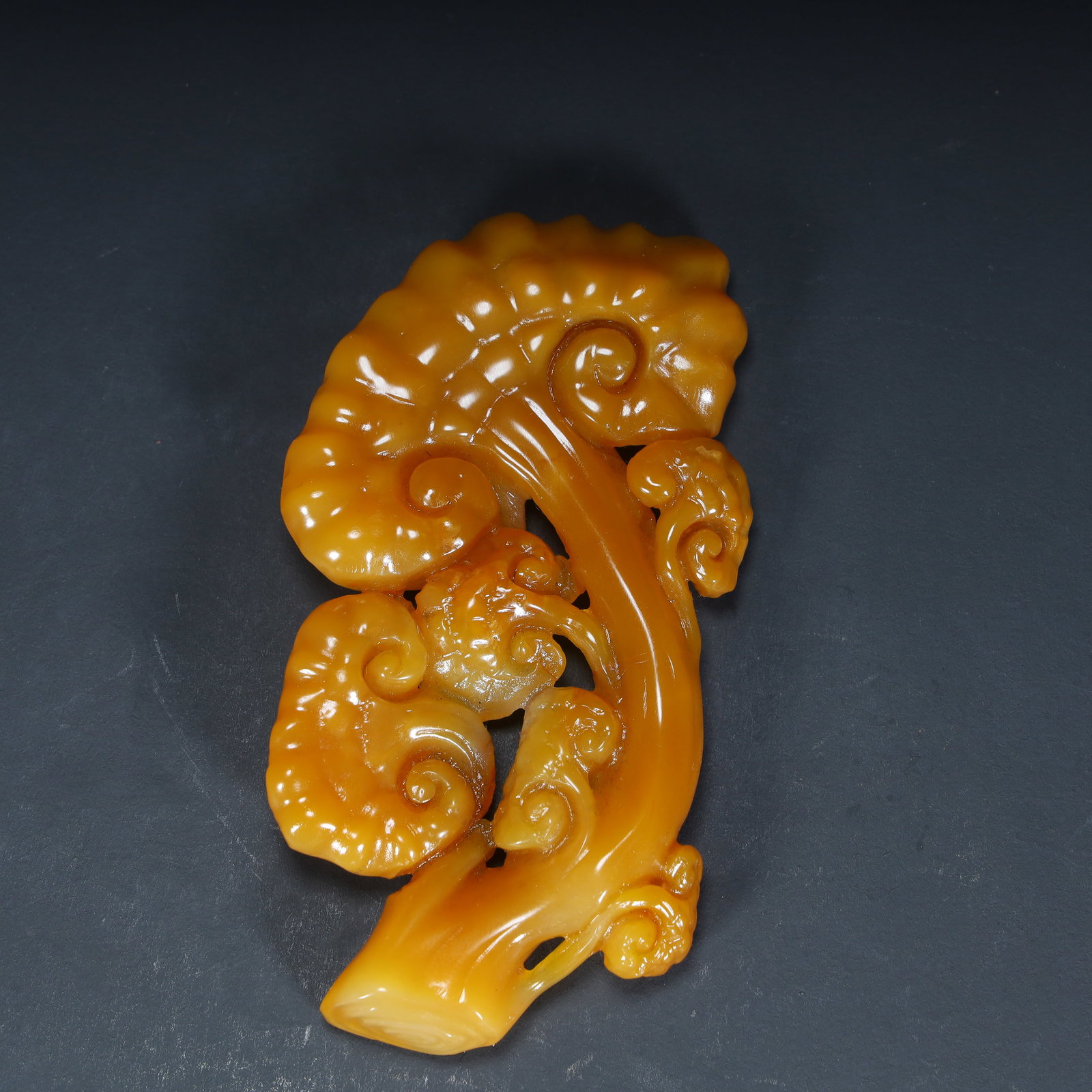 A piece of Qing Dynasty Tian Huangshi "Ganoderma lucidum-shaped ornament" (1 of 10)