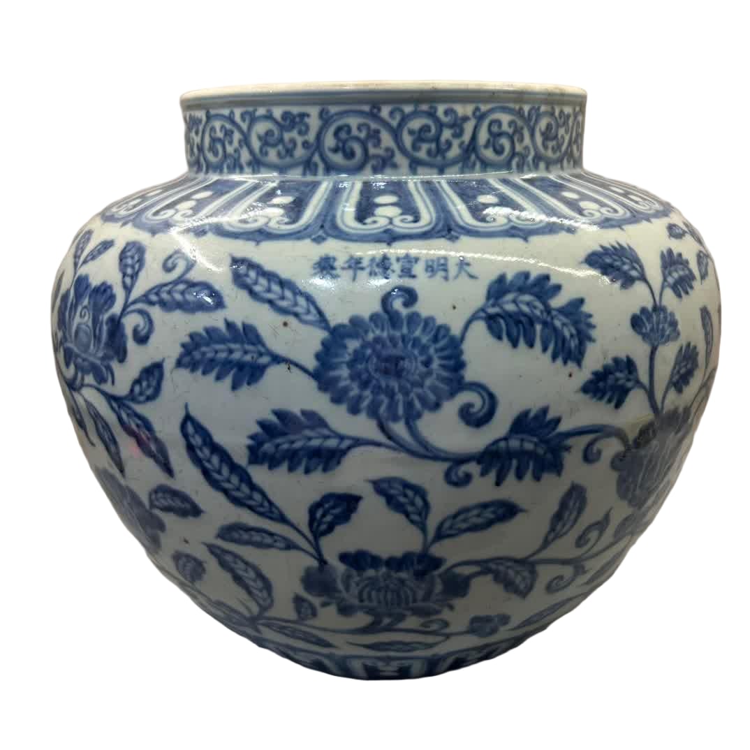 A blue and white peony jar from the Qing Dynasty: Qing Dynasty blue and white peony jar SIZE: H:30cm W:27cm (The Dimensions Of All Batches Are Manually Measured.If You Need More Detailed Information, Please Contact Our Customer Service Before Bidding