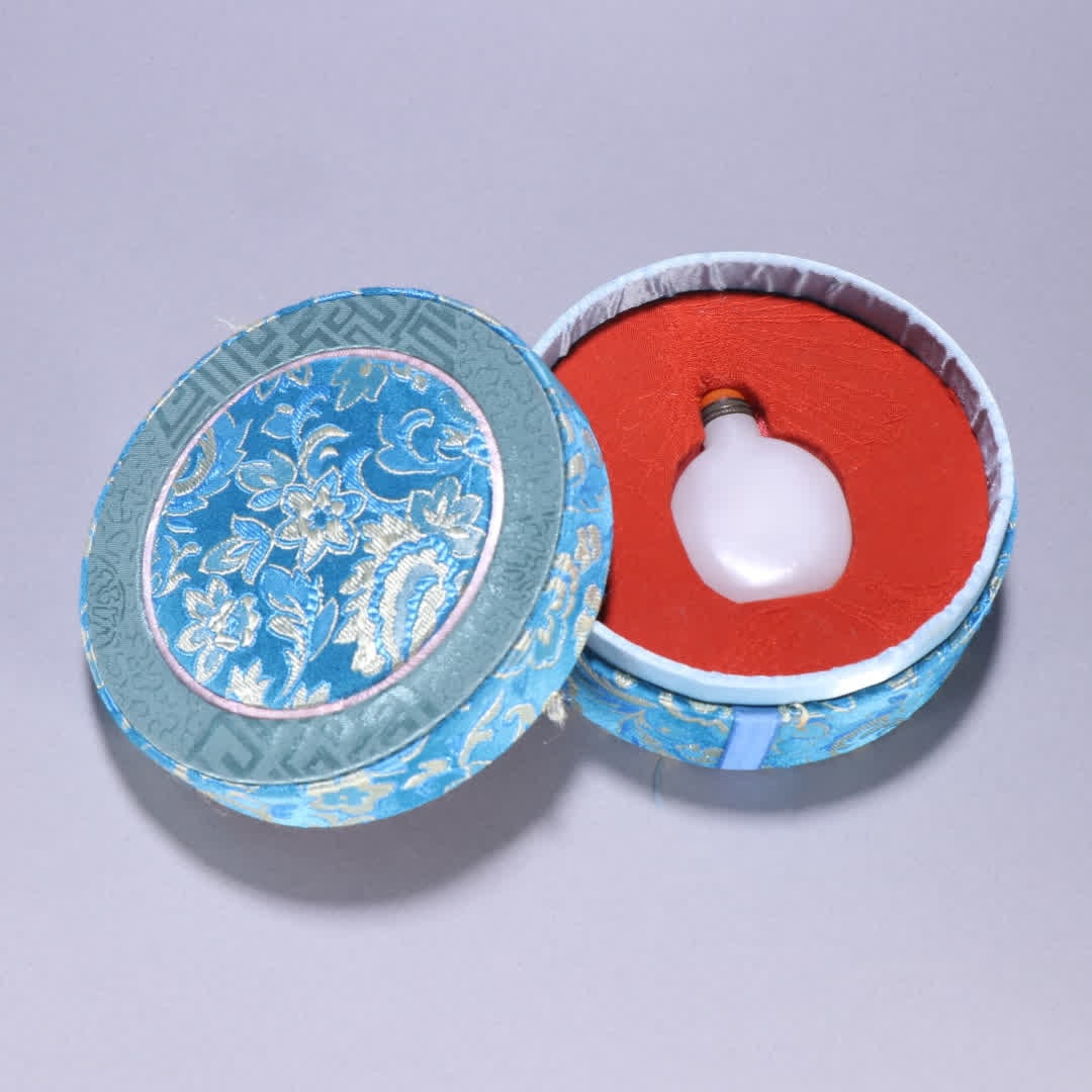 A piece of Qing Dynasty Qing Dynasty Hetian jade snuff bottle: Qing Dynasty Qing Dynasty Hetian jade snuff bottle SIZE: H:5.6cm W:4cm W:43.8g (The Dimensions Of All Batches Are Manually Measured.If You Need More Detailed Information, Please Contact Our