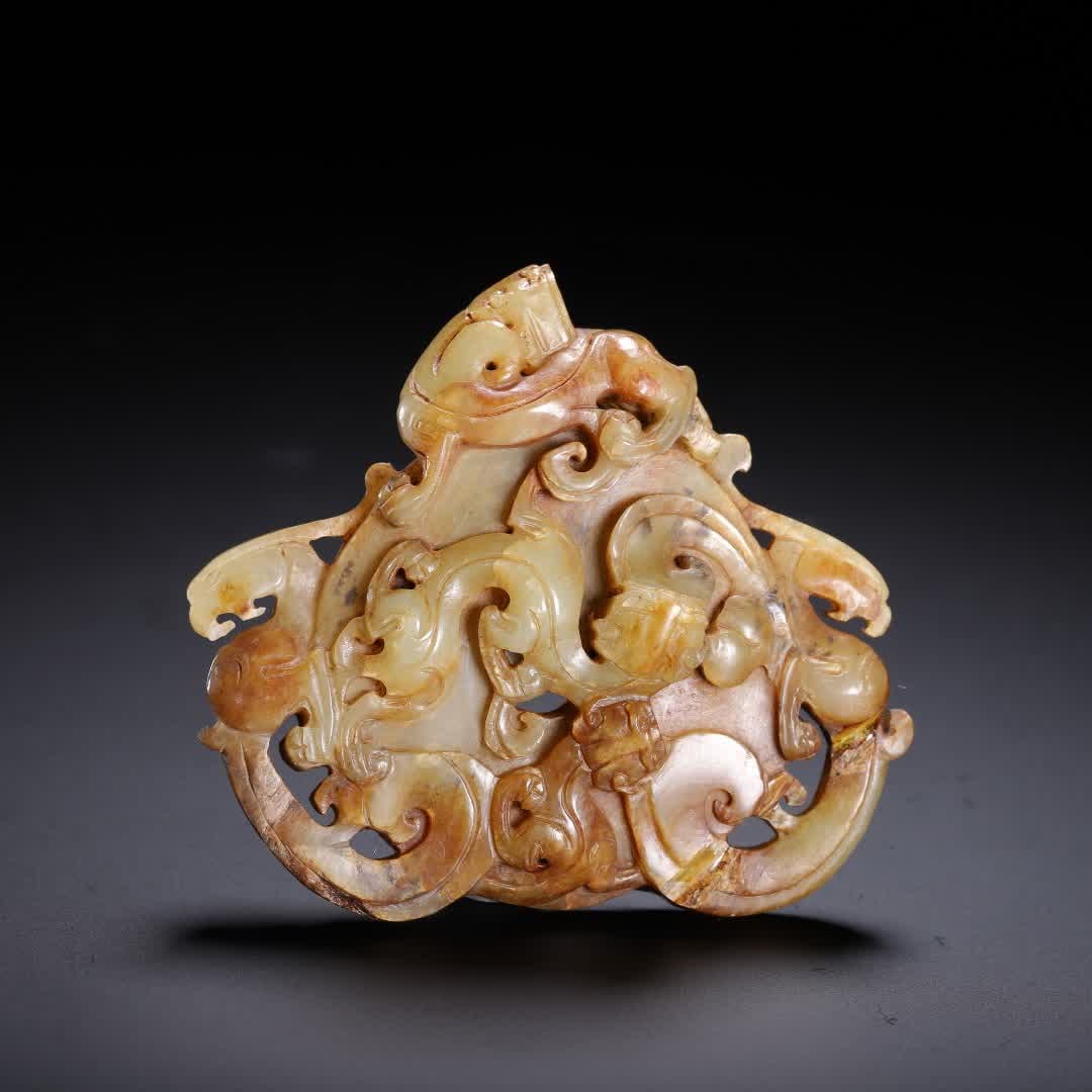 A piece of ancient jade wall: The ancient jade wall SIZE: L:8.5cm H:7.5cm W:110g (The Dimensions Of All Batches Are Manually Measured.If You Need More Detailed Information, Please Contact Our Customer Service Before Bidding.)