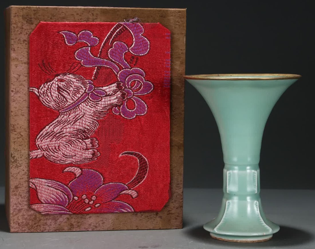 A piece of Song Longquan powder celadon flower solitary: Song Longquan pink blue glaze flower solitary SIZE: H: 19.3cm Abdominal diameter 13.8cm (The Dimensions Of All Batches Are Manually Measured.If You Need More Detailed Information, Please Contact