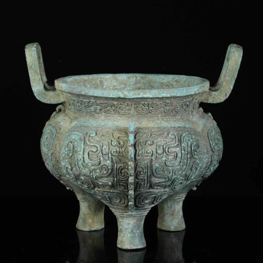 A Han Dynasty dry pit furnace: Han Dynasty dry pit furnace SIZE: W:5.2kg 27x30cm (The Dimensions Of All Batches Are Manually Measured.If You Need More Detailed Information, Please Contact Our Customer Service Before Bidding.)