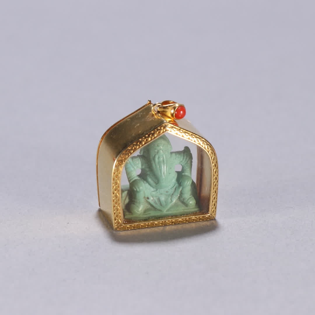 A 18k gold pendant with turquoise Guan Gong: 18k gold with turquoise Guan Gong pendant SIZE: H:2.8cm W:2.6cm W:14.6g (The Dimensions Of All Batches Are Manually Measured.If You Need More Detailed Information, Please Contact Our Customer