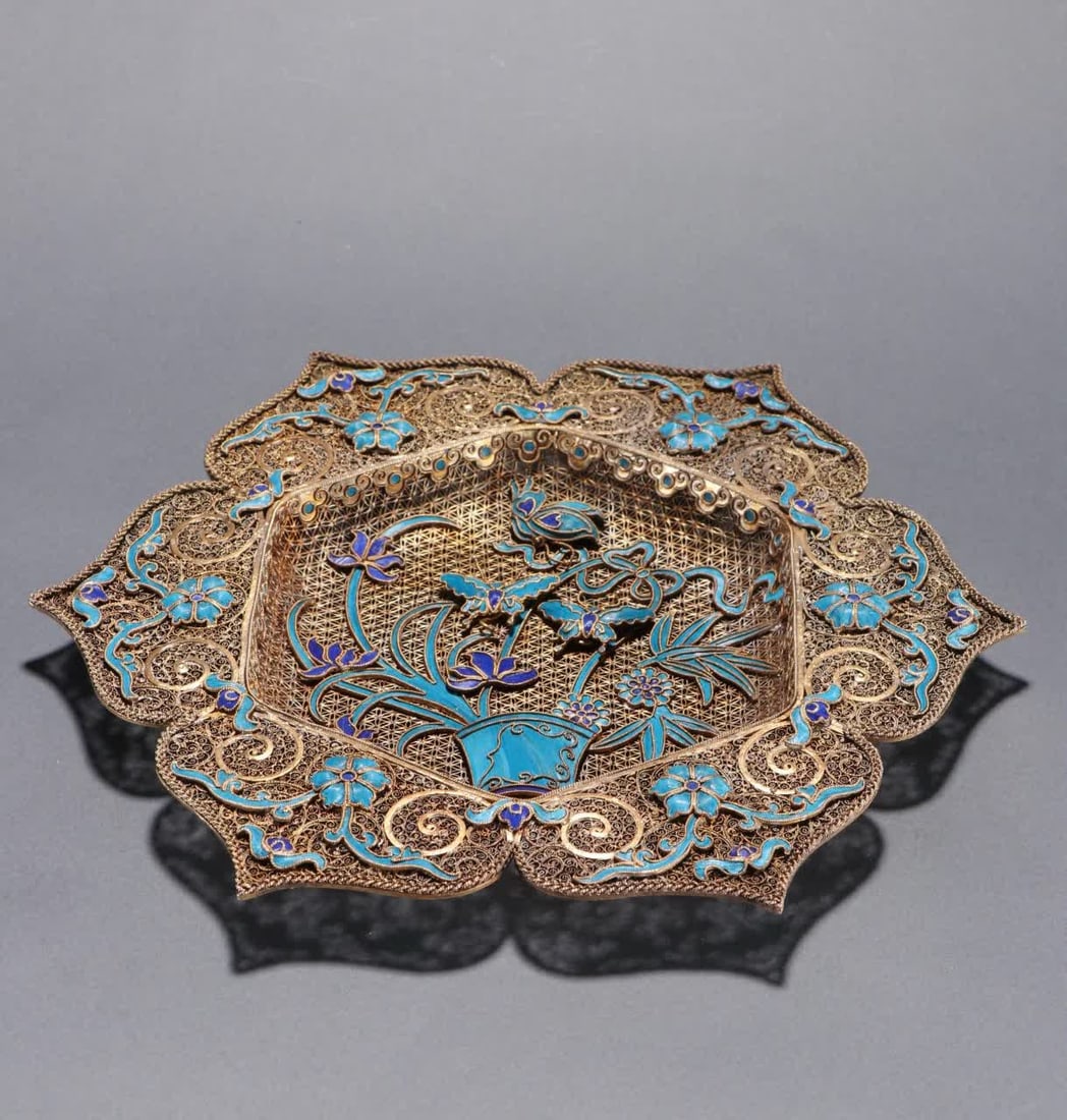 A Qing Dynasty silver filigree dotted emerald plate: Qing Dynasty silver filigree dotted emerald plate SIZE: H:2.5cm D:23cm (The Dimensions Of All Batches Are Manually Measured.If You Need More Detailed Information, Please Contact Our Customer Service B