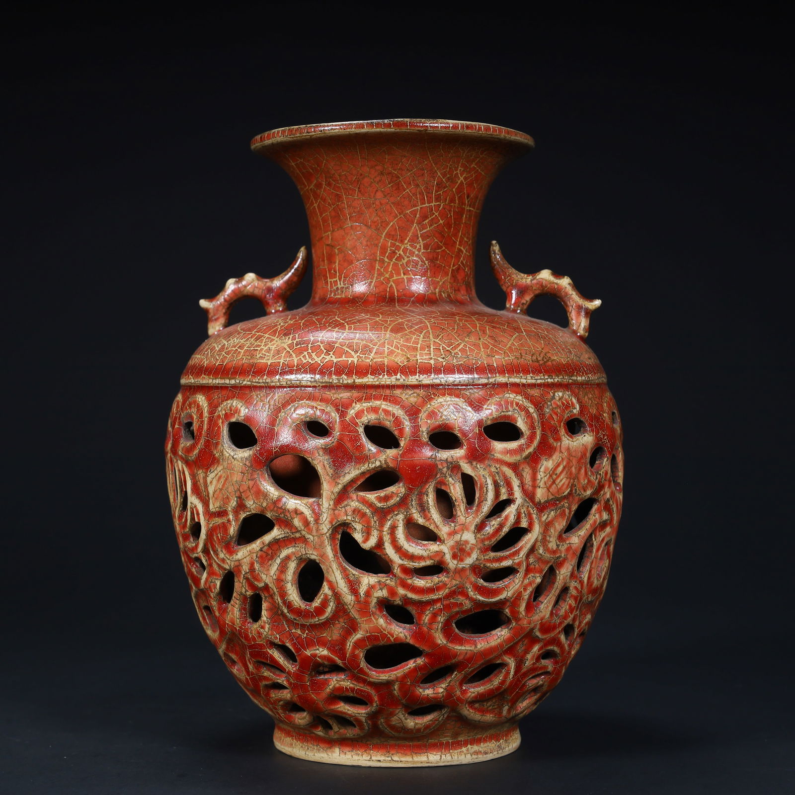 A Qing Dynasty red-glazed hollow floral pattern amphora: Qing Dynasty red glazed hollow floral pattern amphora SIZE: H:17cm L:12cm W:12cm W:382g (The Dimensions Of All Batches Are Manually Measured.If You Need More Detailed Information, Please Contact