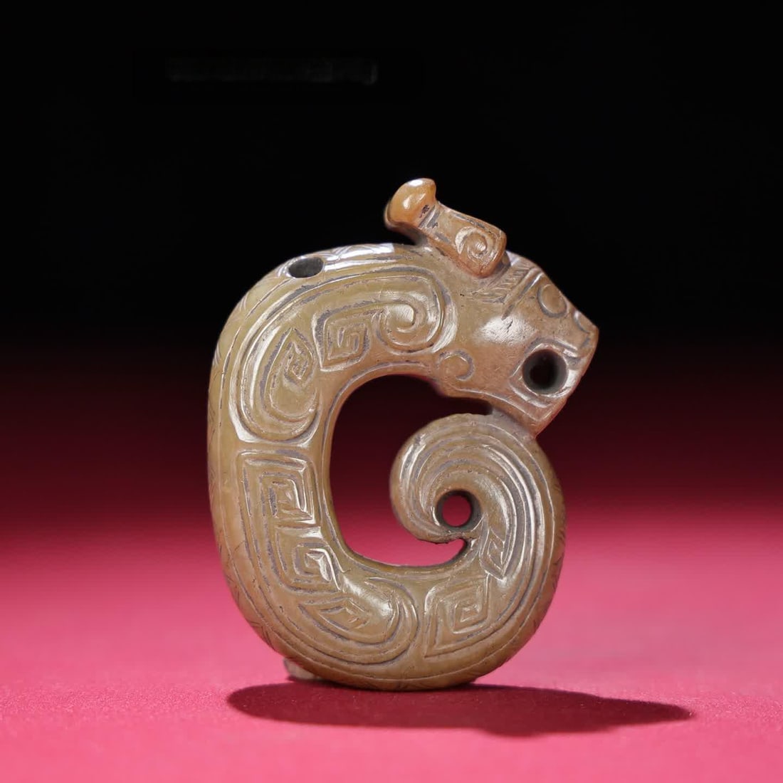 A Han Dynasty jade dragon ornament: Han Dynasty jade dragon ornament SIZE: 63x48x17mm W:76g (The Dimensions Of All Batches Are Manually Measured.If You Need More Detailed Information, Please Contact Our Customer Service Before Bidding.)