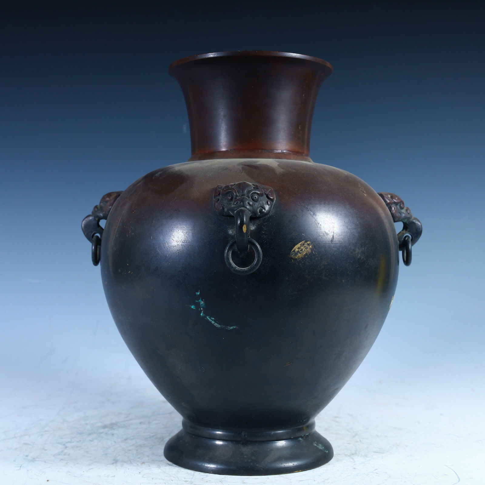 A Han Dynasty copper beast head ring pot: Han Dynasty copper beast head ring pot SIZE: H:28cm W:20cm W:3.2kg (The Dimensions Of All Batches Are Manually Measured.If You Need More Detailed Information, Please Contact Our Customer Service Befor