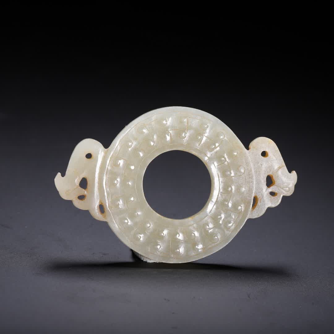 A piece of ancient jade wall: The ancient jade wall SIZE: L:7.5cm H:5cm W:20g (The Dimensions Of All Batches Are Manually Measured.If You Need More Detailed Information, Please Contact Our Customer Service Before Bidding.)