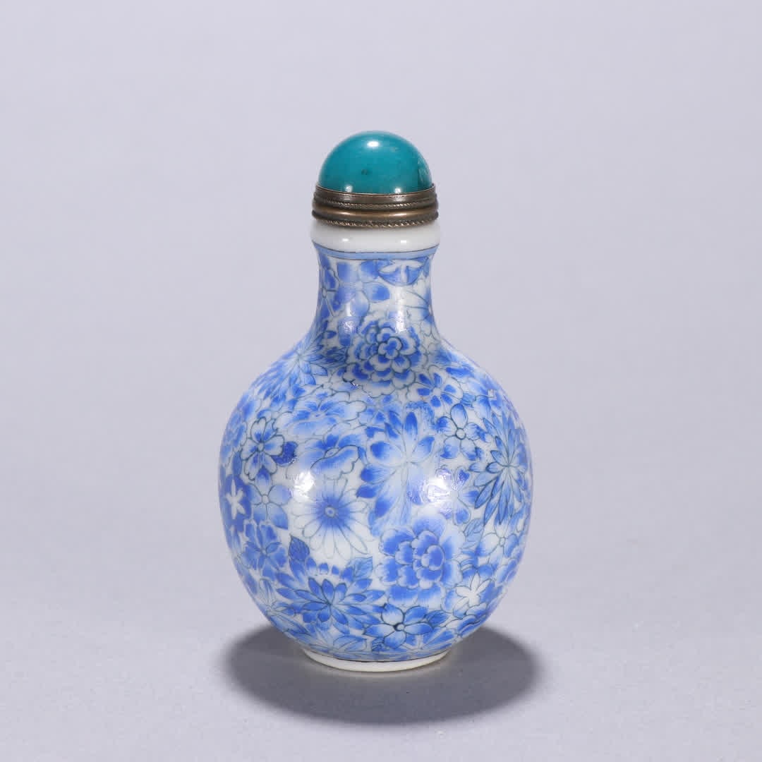 A Qing Dynasty blue and white floral pattern snuff bottle: Qing Dynasty blue and white flower pattern snuff bottle SIZE: H:7.6cm W:4.5cm (The Dimensions Of All Batches Are Manually Measured.If You Need More Detailed Information, Please Contact Our Customer Se