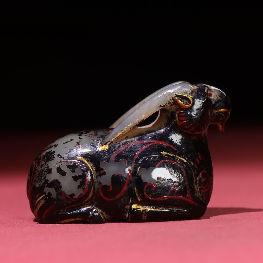 A Han Dynasty lacquer painting and gilding craft jade sheep handle: Han Dynasty lacquer painting and gilding craft jade sheep handle SIZE: 74x46x34mm W:154g (The Dimensions Of All Batches Are Manually Measured.If You Need More Detailed Information, Please Contact