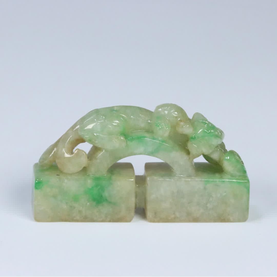 An old jade dragon presents a seal of auspicious buttons: The old jade dragon presented the auspicious button seal SIZE: 5.2x1.23x2.72cm W:36.7g (The Dimensions Of All Batches Are Manually Measured.If You Need More Detailed Information, Please Contact Our Cu