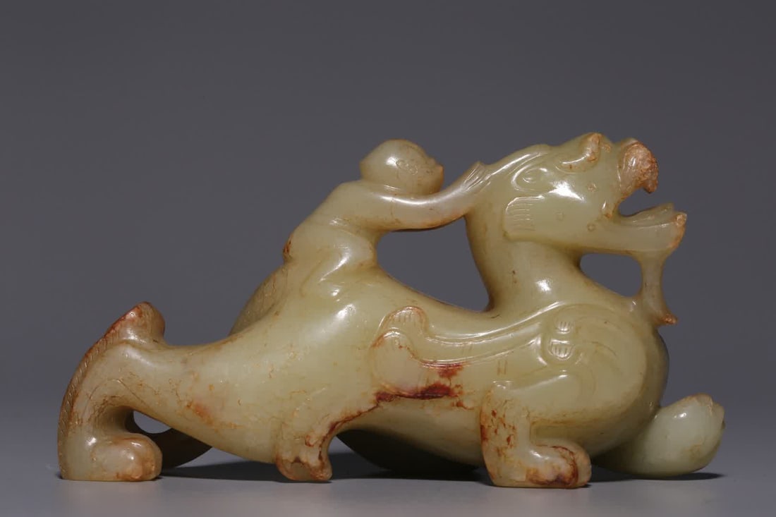 A war Han Hetian jade god man riding the dragon ornament: The ornaments are carved from the core of Hetian jade, the jade is warm and delicate, oily and smooth, the tentacles are comfortable, the large material is integrated into the round carving, the drago