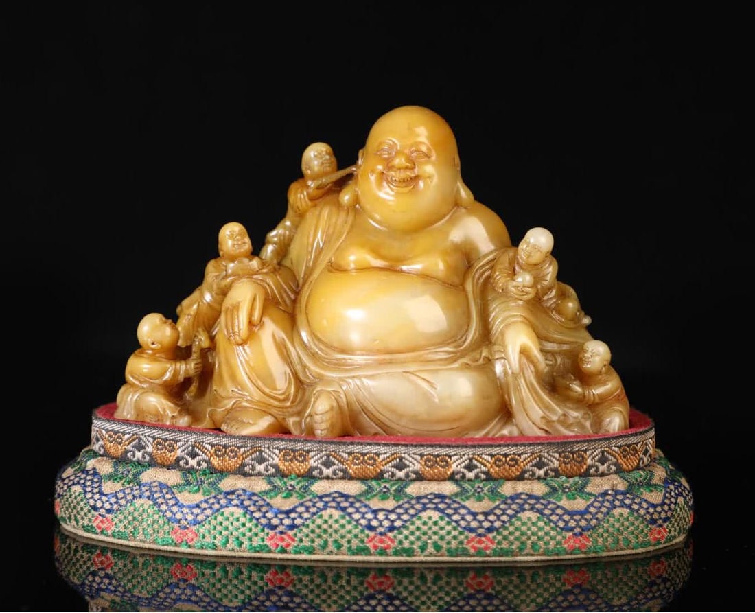 A piece of Shoushan Shitian Huang: Boy Playing Buddha Qing Dynasty seal carver Yuxuan collection: Shoushan Shitian Huang: Boy Playing Buddha Qing Dynasty seal carver Yuxuan collection SIZE: Jane W: 650g H: 8cm W: 12cm (The Dimensions Of All Batches Are Manually Measured.If You Need More Detailed I