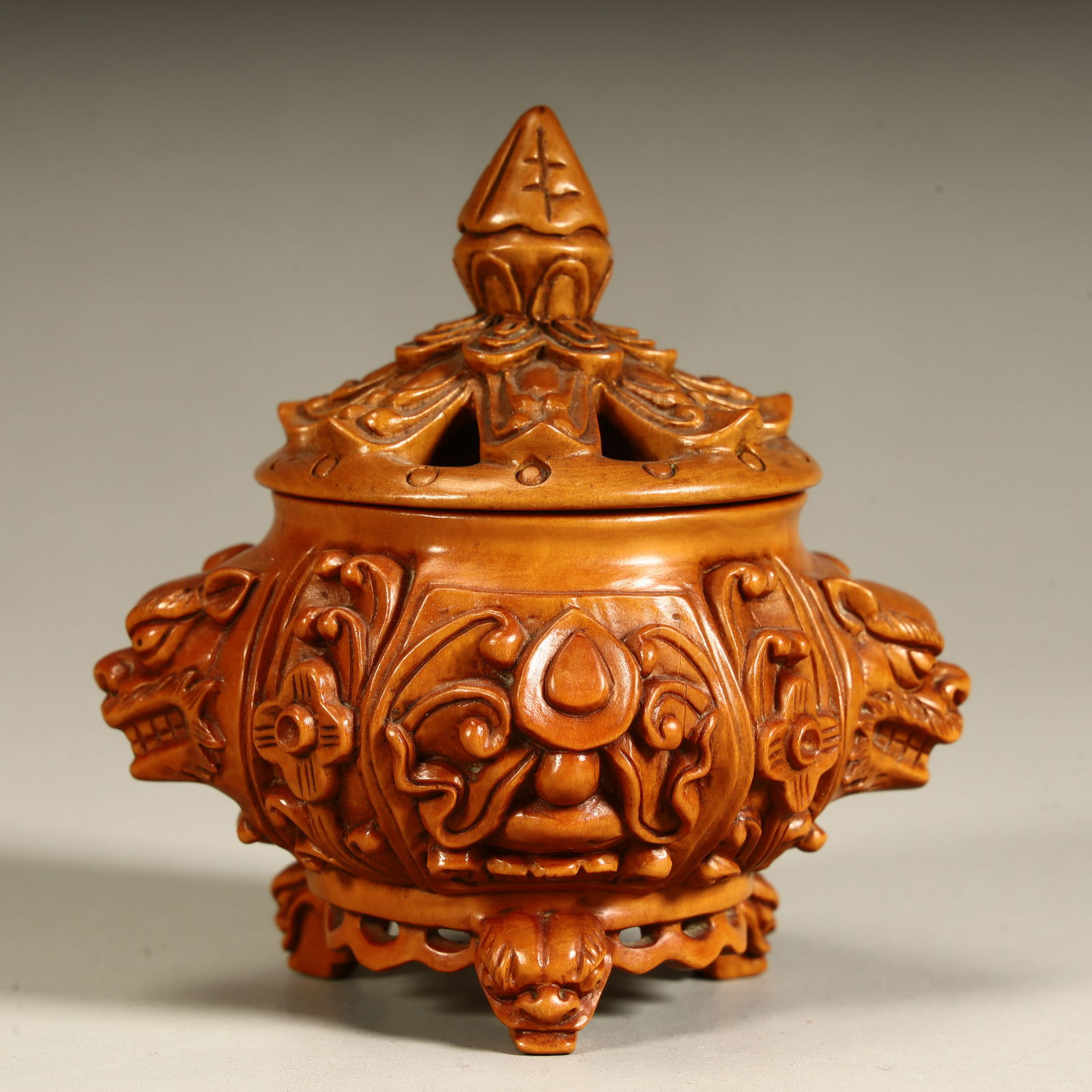 A Qing Dynasty boxwood carving size quantity: Qing Dynasty boxwood carving size SIZE: H:9cm L:8cm W:6.5cm W:55.4g (The Dimensions Of All Batches Are Manually Measured.If You Need More Detailed Information, Please Contact Our Customer Service Befo