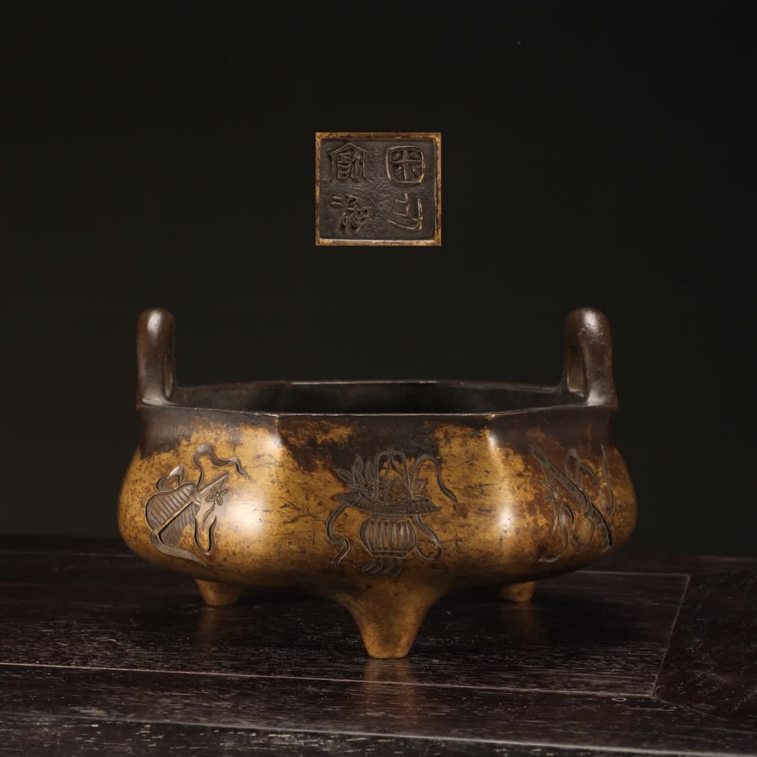 A Ming Dynasty copper tire octagonal cupola stove: Ming Dynasty copper tire octagonal cupola furnace [style] Tian Zuo Baoyi [Detail] The furnace is made of octagonal shape, the mouth edge is slightly extravagant, the neck is slanted, the belly is bulg