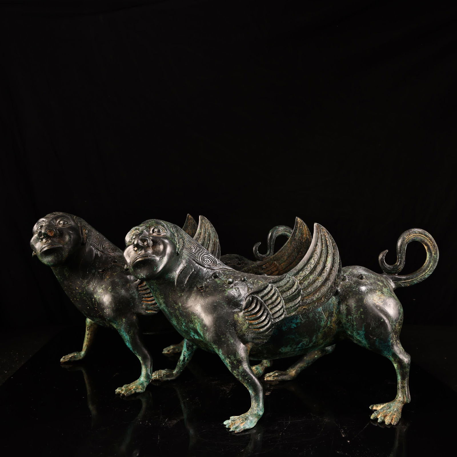 A bronze human-faced flying beast: Bronze vessels with human faces and flying beasts SIZE: W:4000g H:23cm L:38cm (The Dimensions Of All Batches Are Manually Measured.If You Need More Detailed Information, Please Contact Our Customer Se