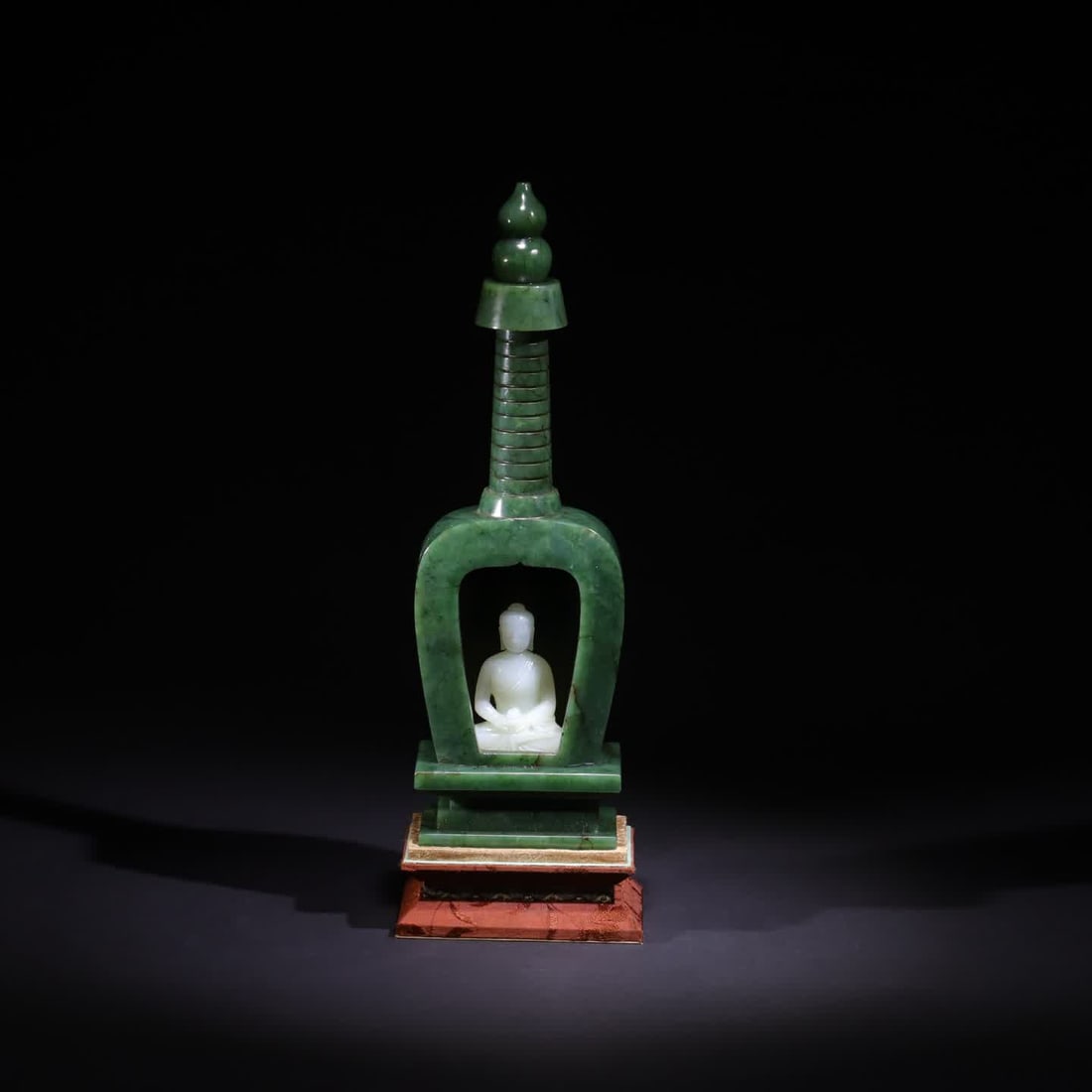 A Qing Dynasty jasper inlaid white jade pagoda: Jasper inlaid white jade pagoda Buddhist vessel White jade Buddha statue is about 7 cm high This stupa is carved into a Tibetan stupa with superior deep blue jade material, the shape is solemn, the li