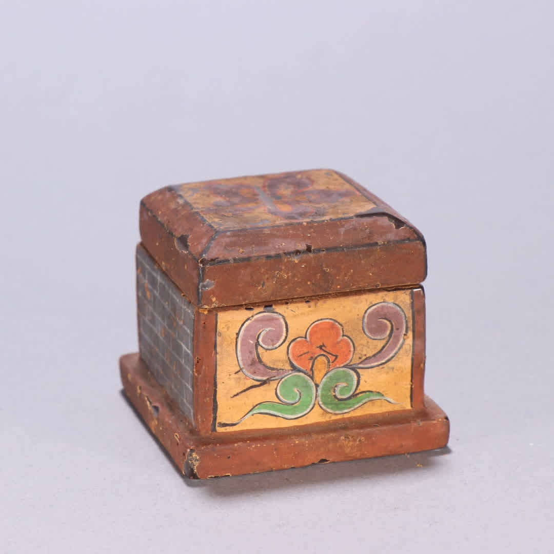 A crystal painted lid box: Crystal painted lid box SIZE: H:4.6cm W:5.3cm W:193.7g (The Dimensions Of All Batches Are Manually Measured.If You Need More Detailed Information, Please Contact Our Customer Service Before Bidding.)