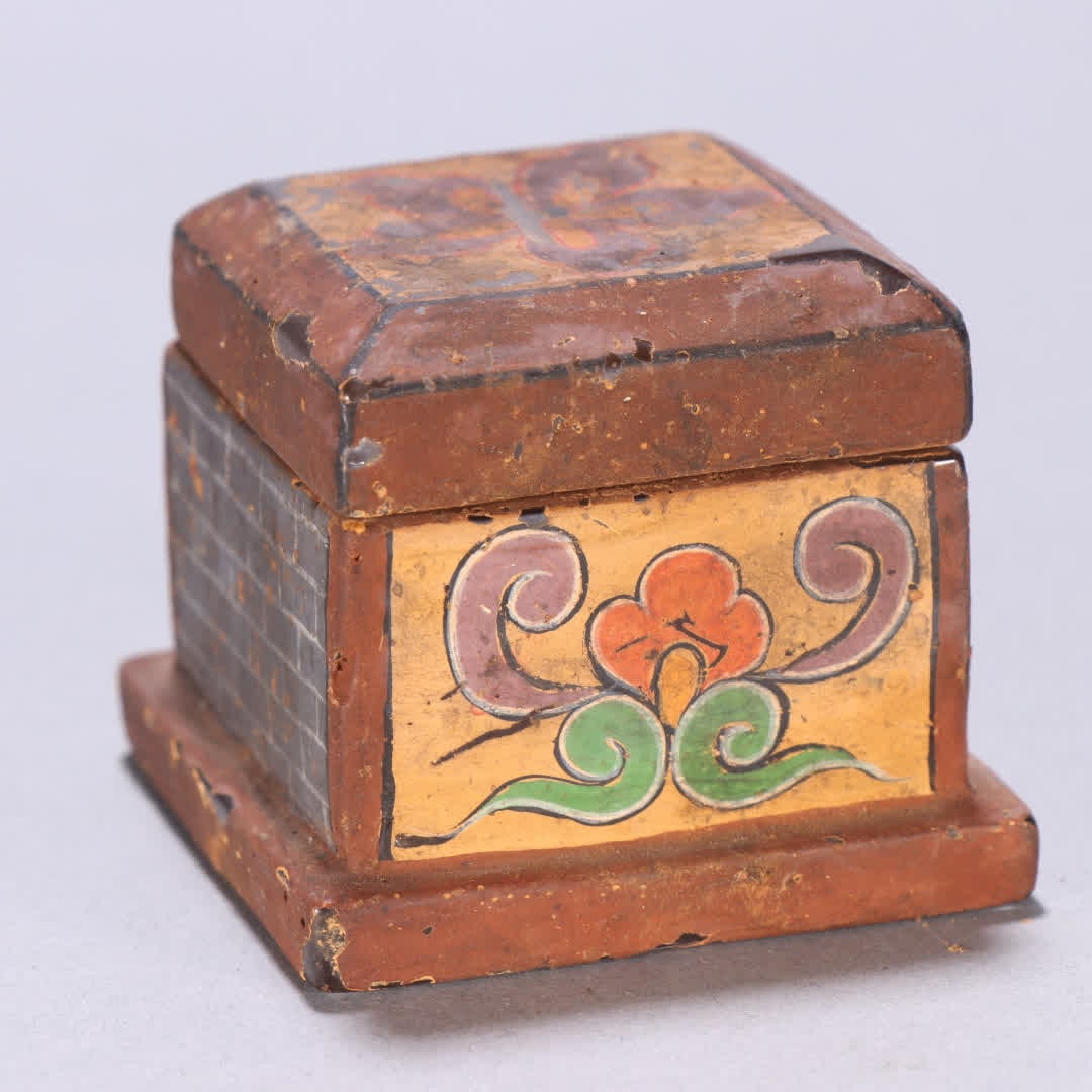 A crystal painted lid box - 2