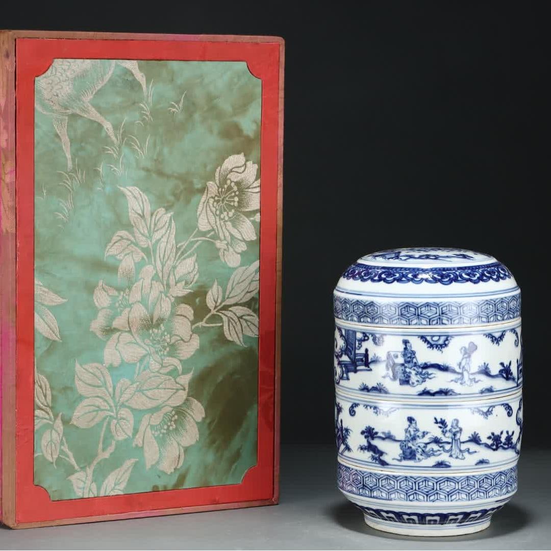 A blue and white figure food box size in the blank period of the Ming Dynasty: The size of the blue and white figure food box in the blank period of the Ming Dynasty SIZE: H:23cm . W: 15.8cm is priced at 2500 (The Dimensions Of All Batches Are Manually Measured.If You Need More