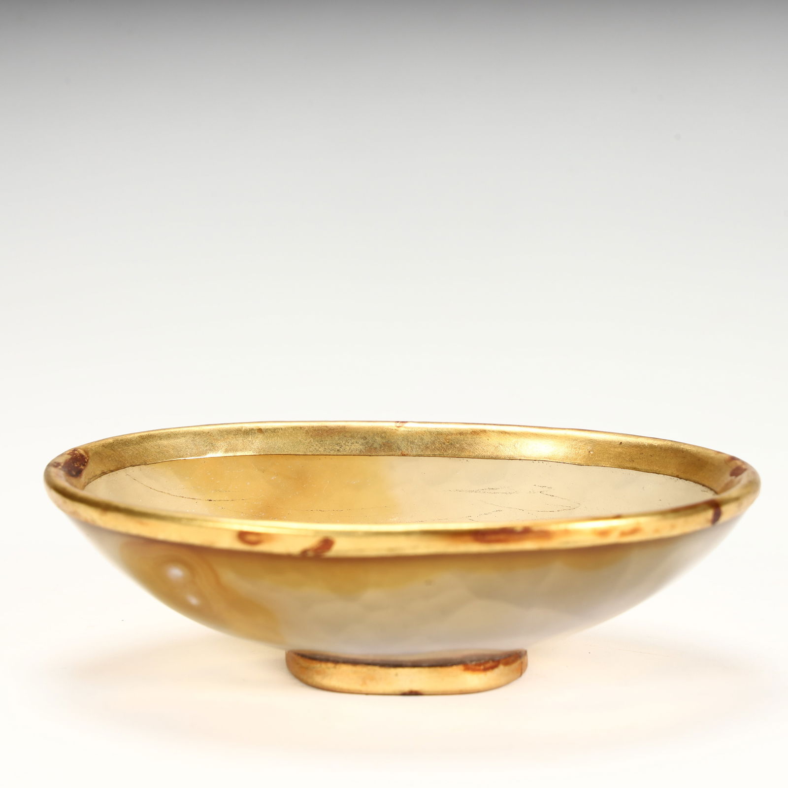 A piece of agate texture, regular disc shape, gilt on the edge of the mouth and bottom foot, agate: Agate texture, regular disc shape, gilded mouth edge and bottom foot, agate texture is natural and beautiful, gilding process adds luxury, is a high-end utensil used by nobles in the Tang Dynasty SIZE