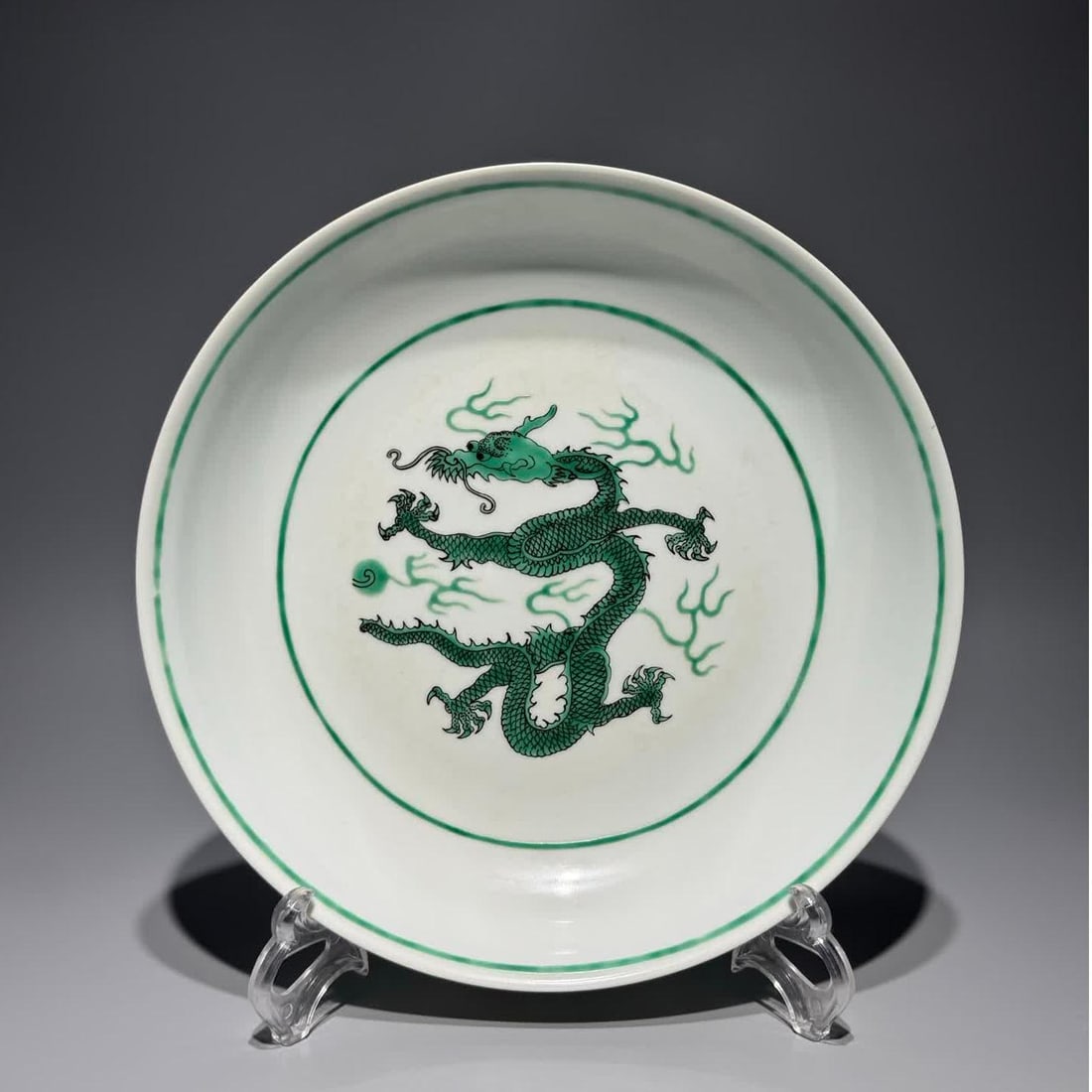 A piece of Qing Tongzhi green dragon plate: Qing Tongzhi green dragon plate SIZE: H:4.8cm D:27cm (The Dimensions Of All Batches Are Manually Measured.If You Need More Detailed Information, Please Contact Our Customer Service Before Bidding.)