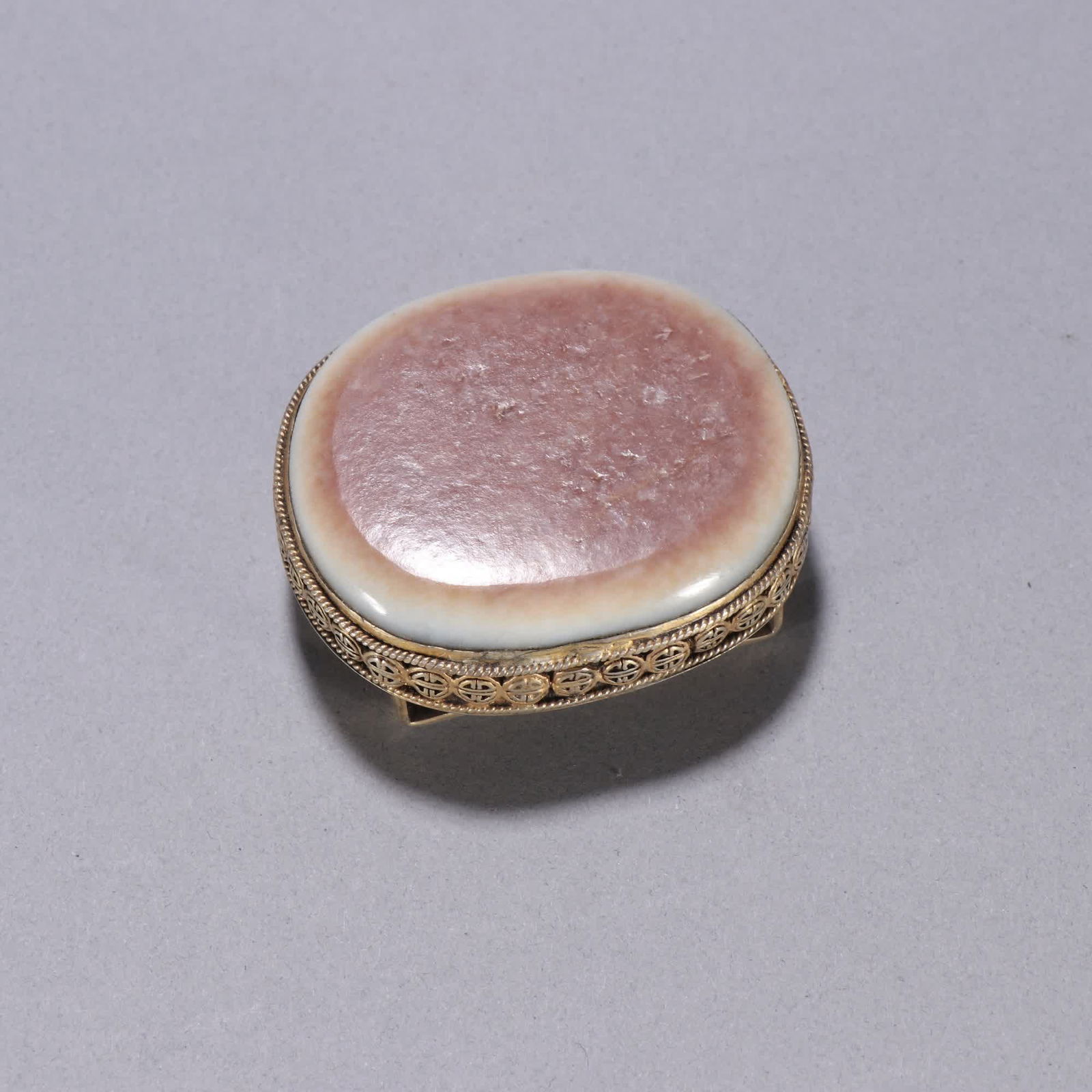 A piece of Qing Dynasty silver gilt inlaid with Qing Dynasty Hetian jade seed material belt buckle: Qing Dynasty silver gilt inlaid Qing Dynasty Hetian jade seed belt buckle SIZE: W:6.1x5.3cm W:103.6g (The Dimensions Of All Batches Are Manually Measured.If You Need More Detailed Information, Please