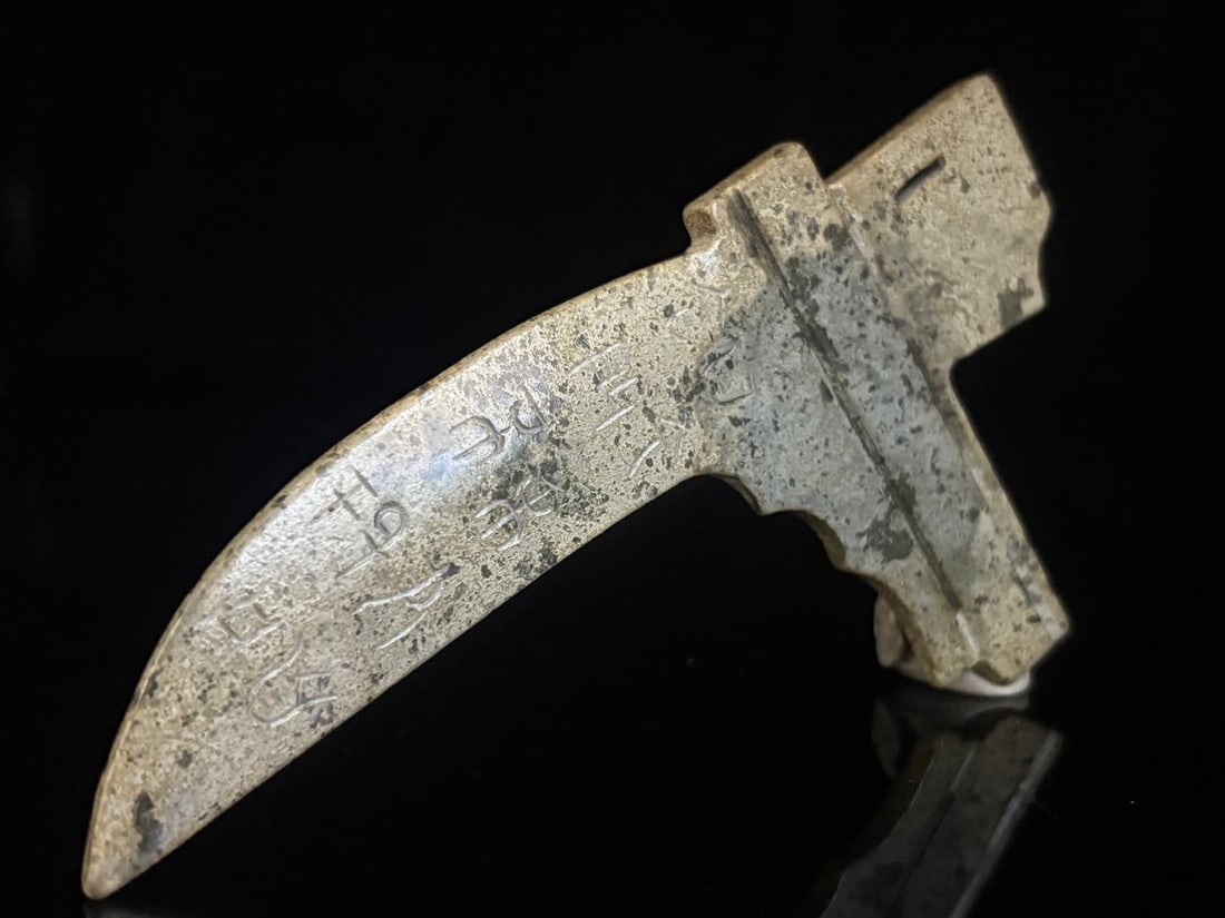A piece of Han Dynasty jade weapon: Han Dynasty jade spear SIZE: 12.3x6.5x0.5cm W:41g (The Dimensions Of All Batches Are Manually Measured.If You Need More Detailed Information, Please Contact Our Customer Service Before Bidding.)