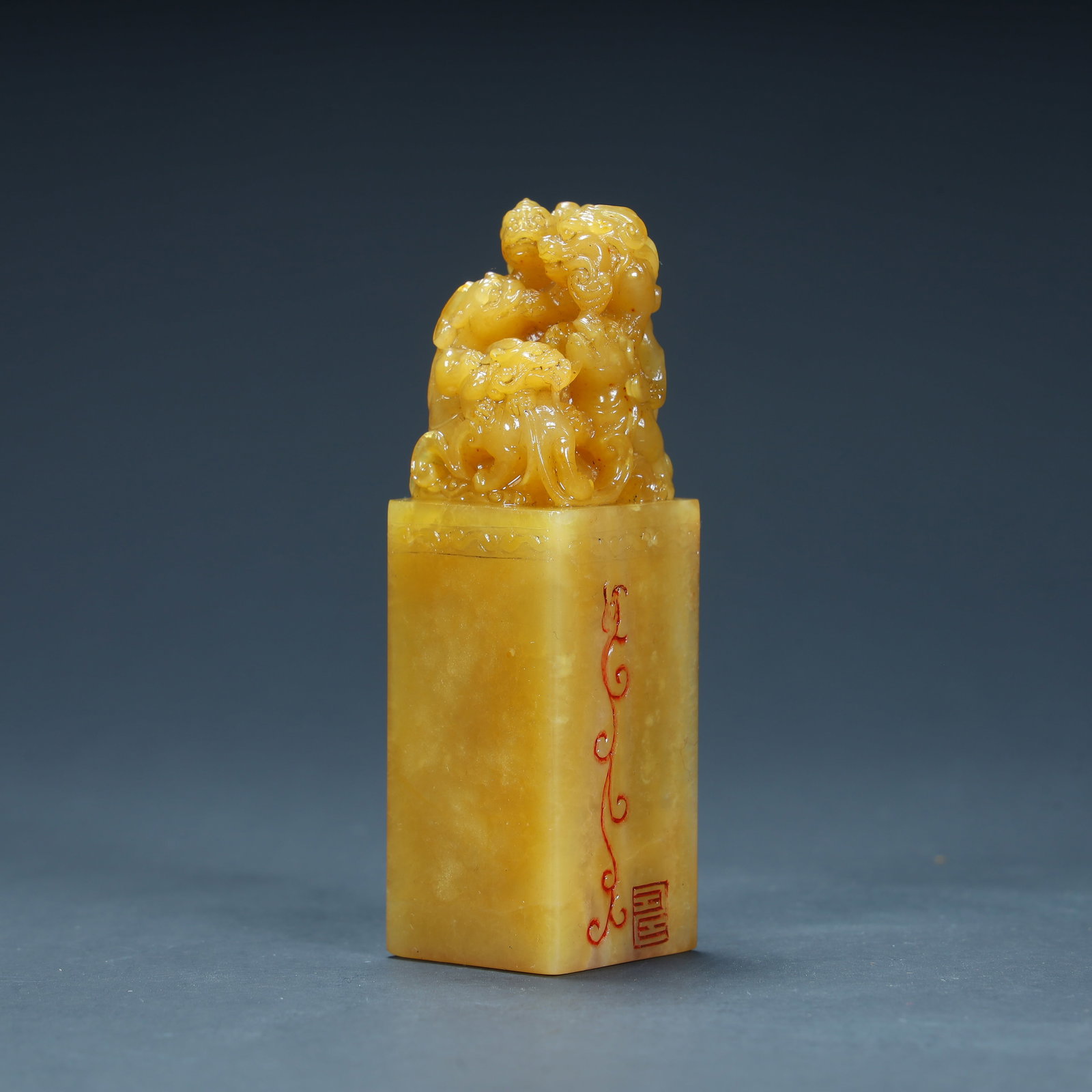 A Qing Dynasty Tian Huangshi lion button seal: Qing Dynasty Tian Huangshi lion button seal SIZE: H:8cm L:2.6cm W:2.5cm W:109.6g (The Dimensions Of All Batches Are Manually Measured.If You Need More Detailed Information, Please Contact Our