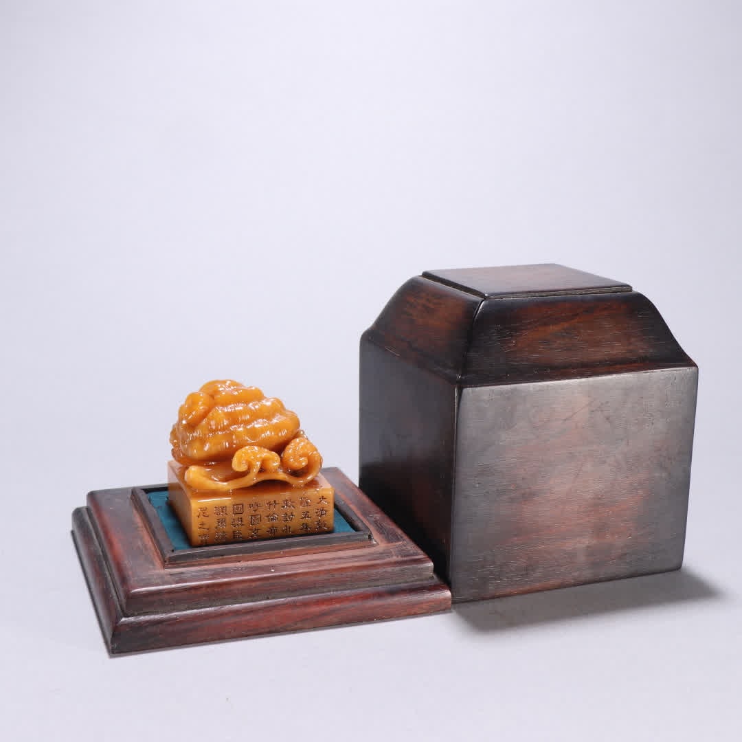 A Qing Dynasty Tian Huangshi Ganoderma lucidum button seal: Qing Dynasty Tian Huangshi Ganoderma lucidum button seal SIZE: H:4.4cm W:4.2cm W:128.1g (The Dimensions Of All Batches Are Manually Measured.If You Need More Detailed Information, Please Contact Our C