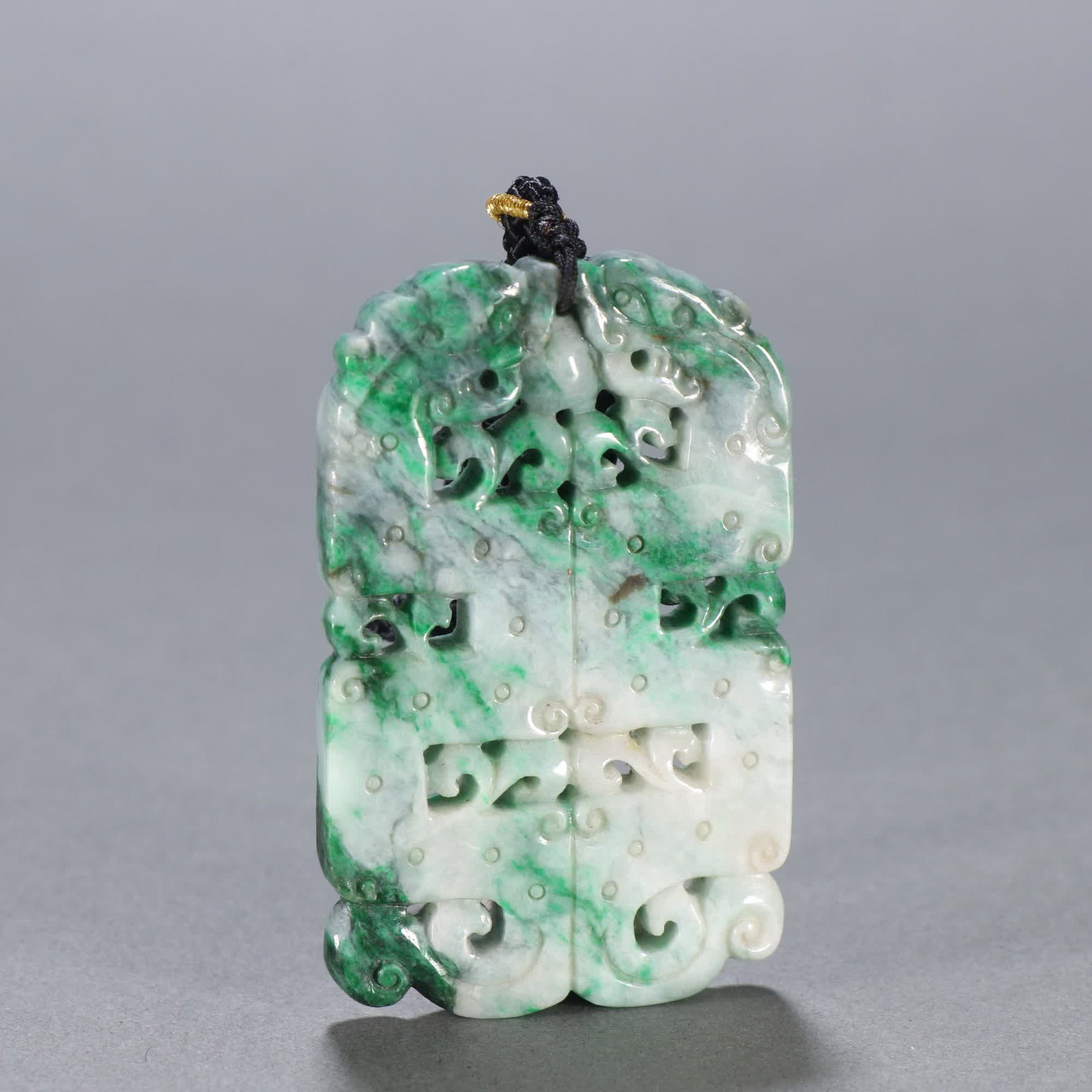 A Qing Dynasty jade two dragon bite beads are listed: Qing Dynasty jade two dragon bite beads listed SIZE: H:6.2cm W:3.8cm W:43.1g (The Dimensions Of All Batches Are Manually Measured.If You Need More Detailed Information, Please Contact Our Customer Ser