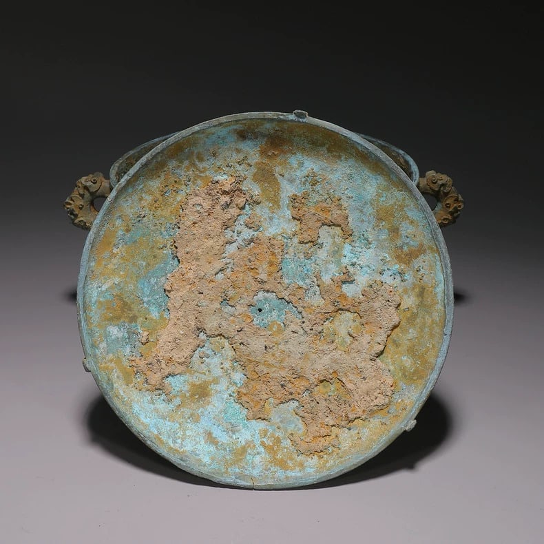 A bronze three-legged cauldron - 2