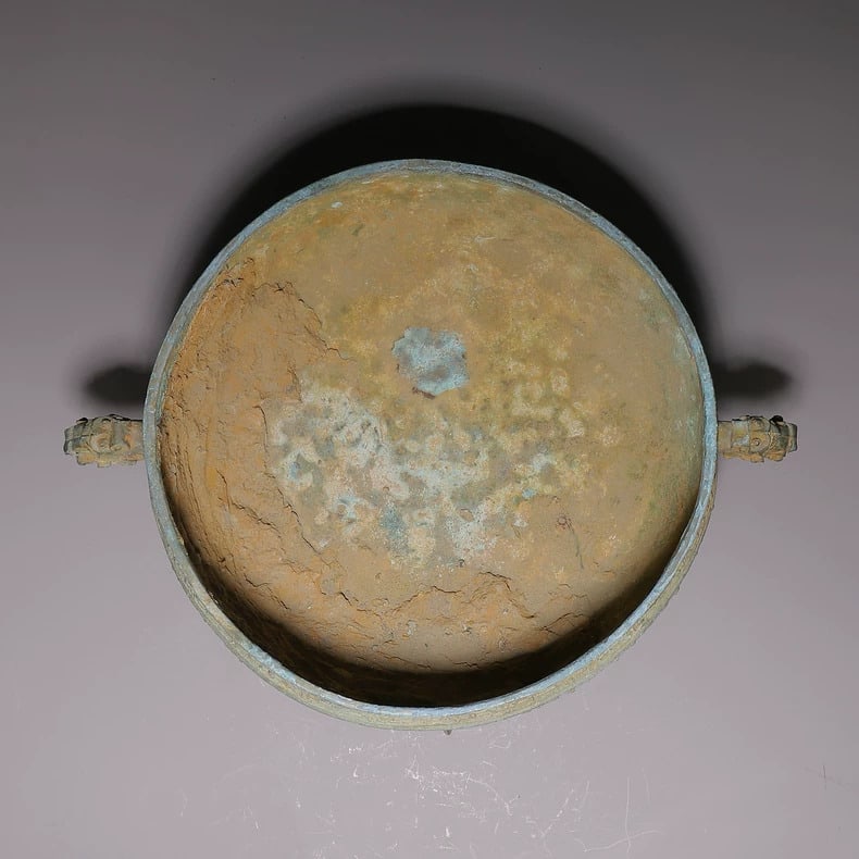 A bronze three-legged cauldron - 3