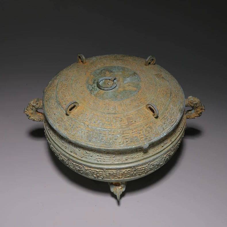 A bronze three-legged cauldron - 4