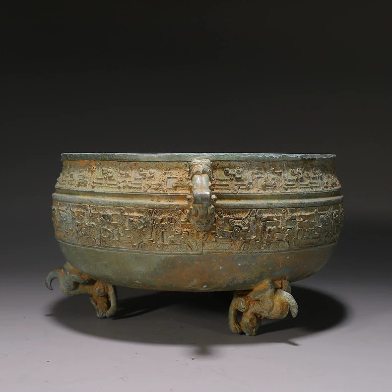 A bronze three-legged cauldron - 5