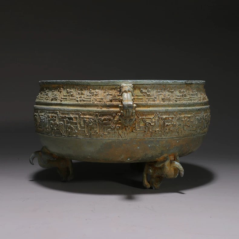 A bronze three-legged cauldron - 6
