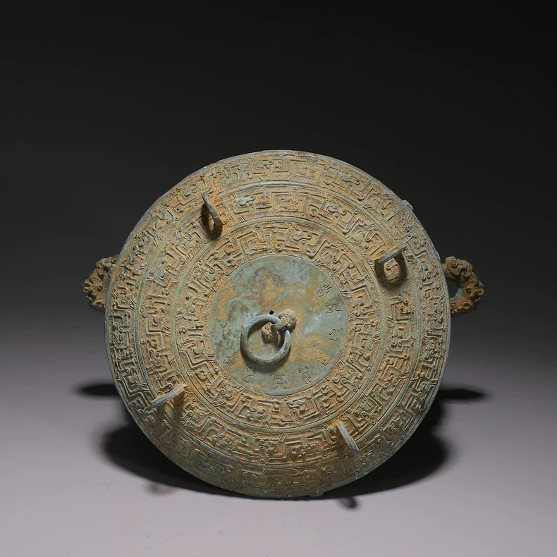 A bronze three-legged cauldron - 7
