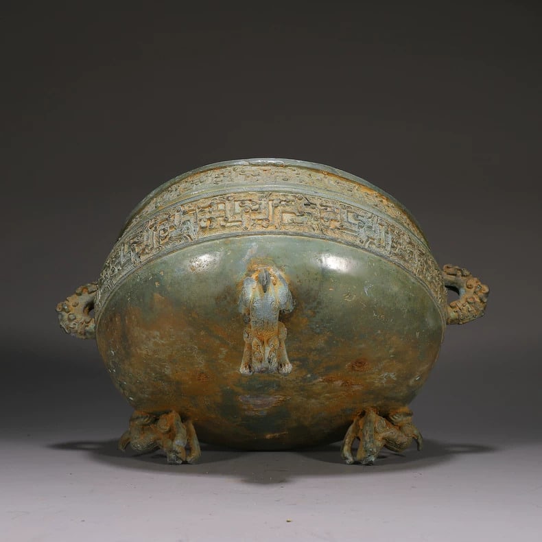 A bronze three-legged cauldron - 9