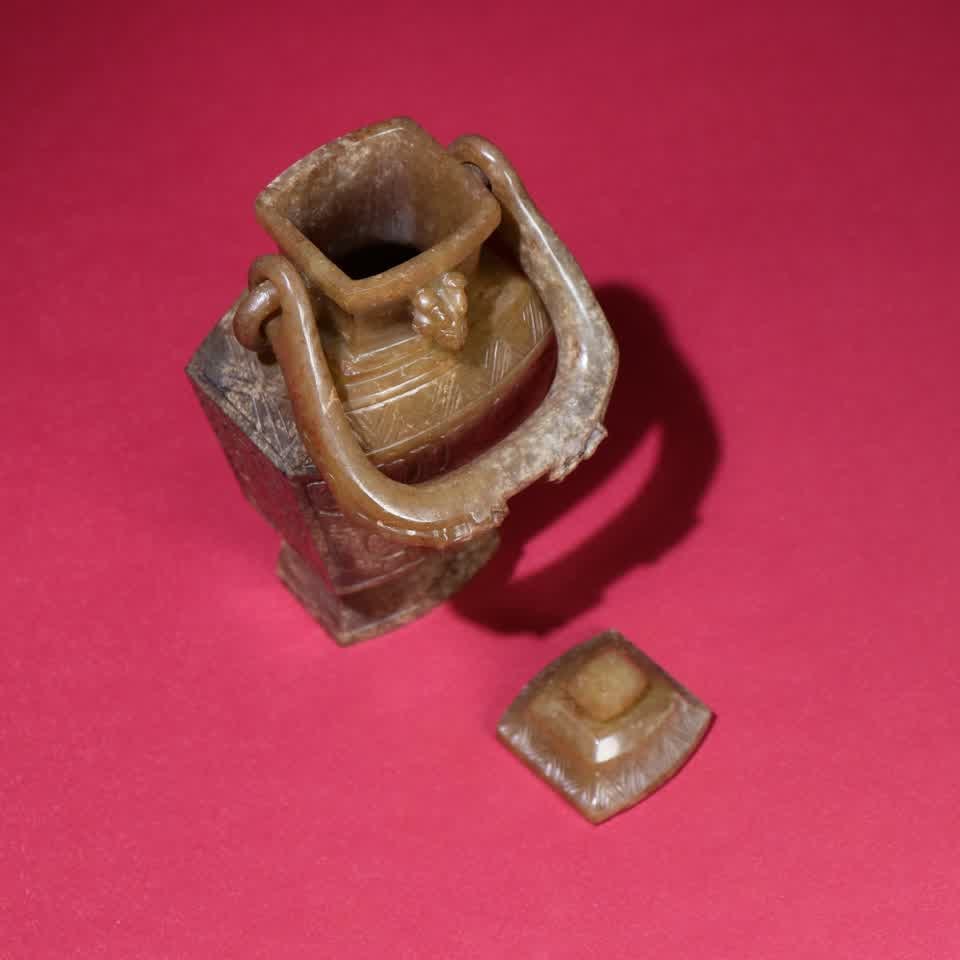 A Han Dynasty jade integral lifting beam bottle - 2